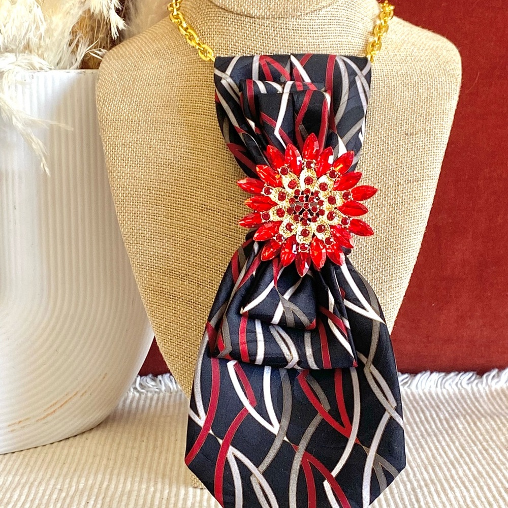 Elegant Red and Black Floral Brooch Necklace
